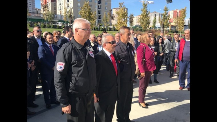 Yeşilkent Toplu Yapı Yönetim Kurulu Başkanı Ali Samim Özer  ve Yönetim Kurulu 29 Ekim Çelenk Sunumu